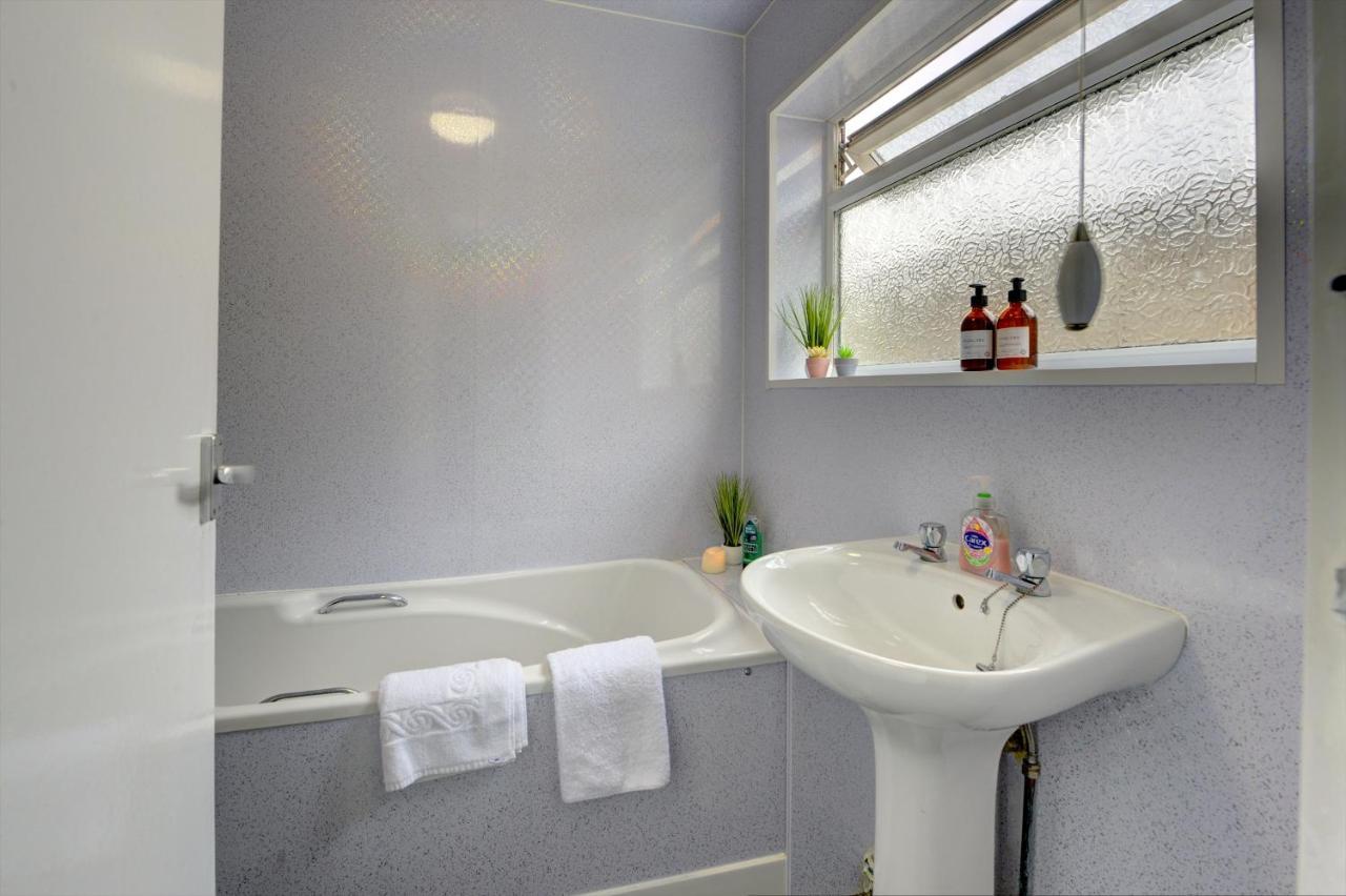 Cheerful 2 Bedroom Home, Sleeps 5 Guest Comfy, 1X Double Bed, 3X Single Beds, Free Parking, Free Wifi, Suitable For Business, Leisure Guest,Coventry, Midlands Exterior foto